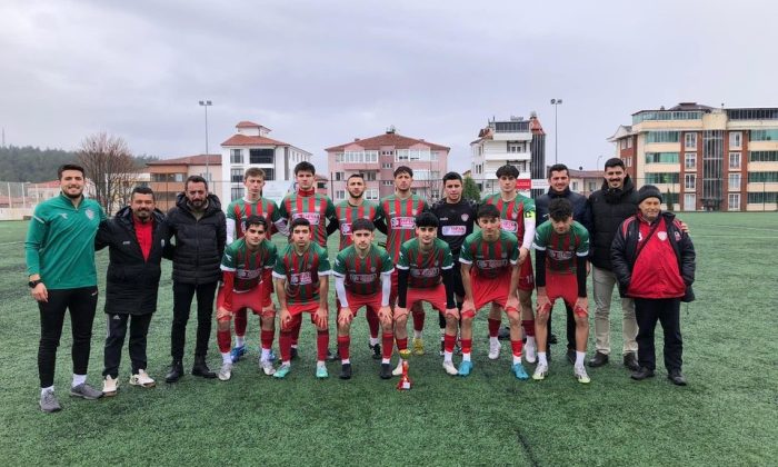 Bilecik U-18 Gençler Ligi’nde 2 hafta önce şampiyonluğu garantileyen 1308 Osmaneli Belediyespor kupasına kavuştu