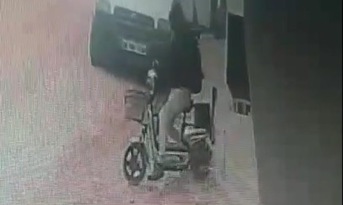 Elektrikli bisiklet hırsızı güvenlik kamerasına yakalandı