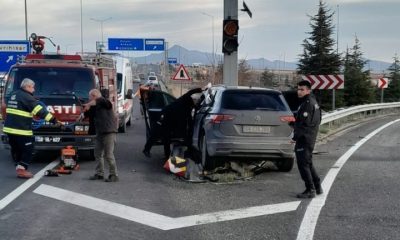 Bariyerlere saplanan otomobilin sürücüsü hayatını kaybetti