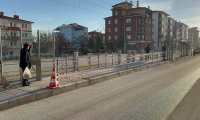Aşırı hız yapan sürücü tramvay durağına daldı