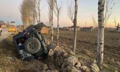 Refüje devrilen arazi aracında 4 kişi yaralandı