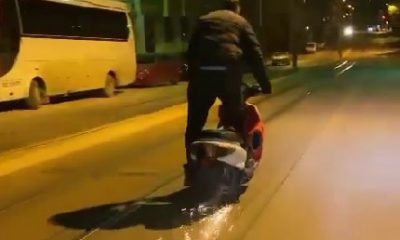 Elektrikli bisikletleriyle kıvılcımlar çıkartıp riskli hareketler yaptılar