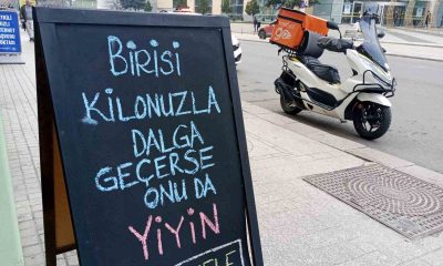 İşletmenin önüne konulan komik yazı dikkat çekti