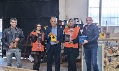 Bu soğuk günlerde yuvasız kuşları unutmadı