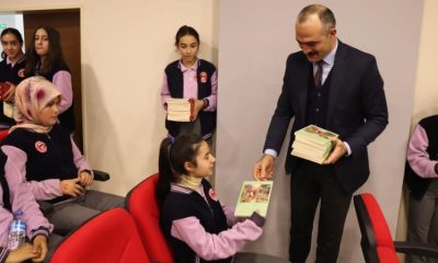 Minik öğrencilere kitap hediye edildi