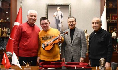 Başkan Ataç, Çınar’ın keman hayalini gerçekleştirdi