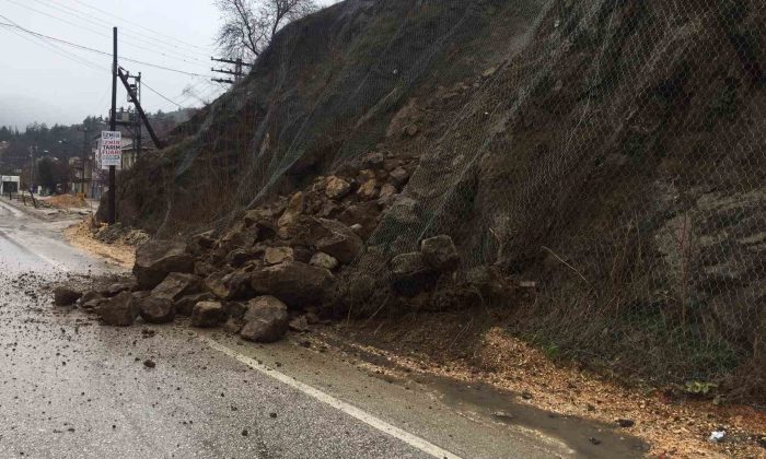 Yola düşen kaya parçaları trafiği aksattı