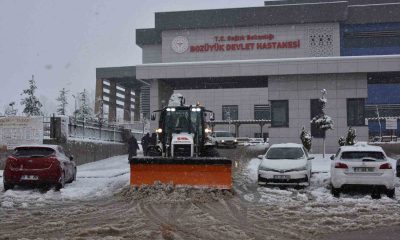Bozüyük’te kar küreme, tuzlama ve kaldırım temizleme  çalışmaları devam ediyor