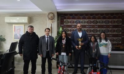 Masa tenisi birincileri bisikletle ödüllendirildi