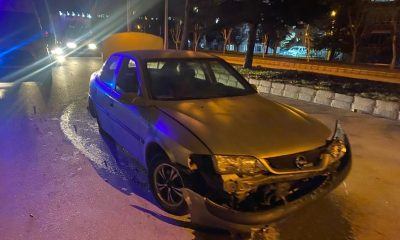 Kaldırıma çarpan otomobilde 2 kişi yaralandı