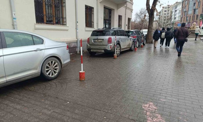 Boş olması gereken alana sürücüler araçlarını park ediyor