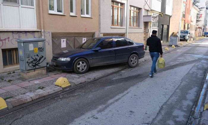 Bu mahallede kaldırımlar yürümek için değil araç park etmek için kullanılıyor