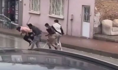 Sokak ortasında taşlı sopalı kavga