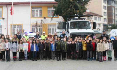 Öğrenciler, polis amcalarıyla güzel vakit geçirdiler