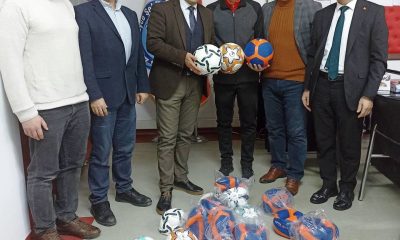 Simav Kaymakamlığından eğitim kurumlarına 525 adet voleybol ve futbol topu bağışı