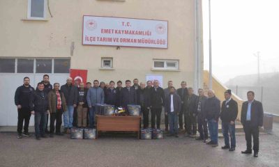 Emet’te koyun ve keçi sahibi 18 üreticiye koyun kırkım makinesi dağıtıldı