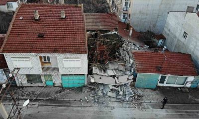 Yıkılan boş bina paniğe neden oldu