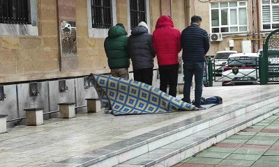 Şiddetli yağmura rağmen safları terk etmediler