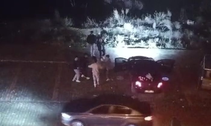 Arabayla gelip alkol tüketen magandalar mahalle halkını rahatsız ediyor