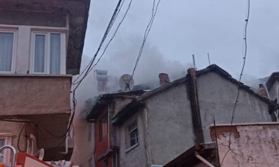 Afyonkarahisar’da iki katlı binanın çatısında yangın