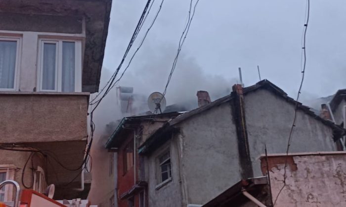 Afyonkarahisar’da iki katlı binanın çatısında yangın