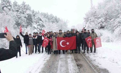 Karlı havada şehit Mehmetçikler için yürüdüler