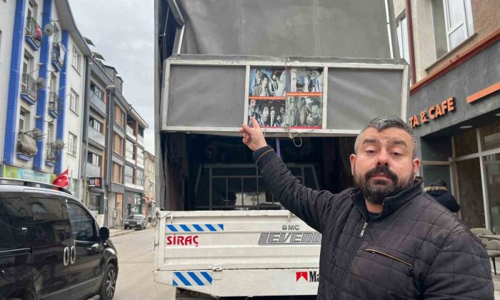 Kamyonete yüklediği doğal gaz borusu bir araca zarar veren sürücü bir şey olmamış gibi yoluna devam etti