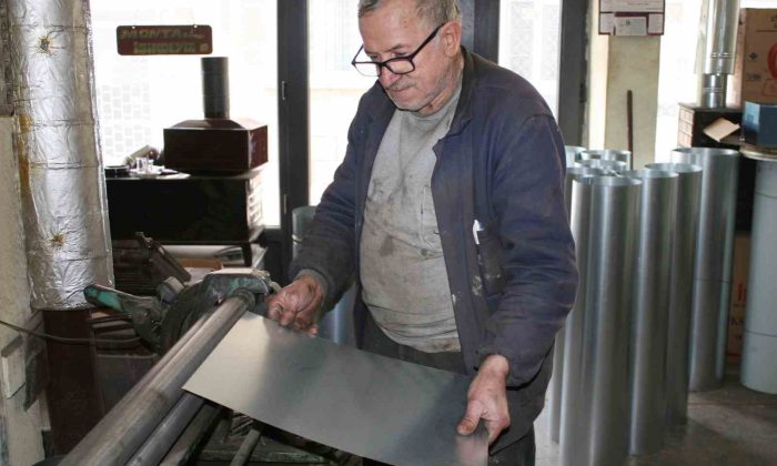 Yarım asırdan fazla soba tamirciliği yapıyor