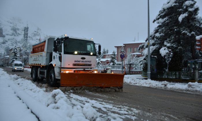 İnönü’de karla mücadele çalışmaları aralıksız devam ediyor