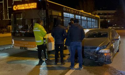Virajı alamayan otomobil belediye otobüsüne çarptı, 1 kişi yaralandı