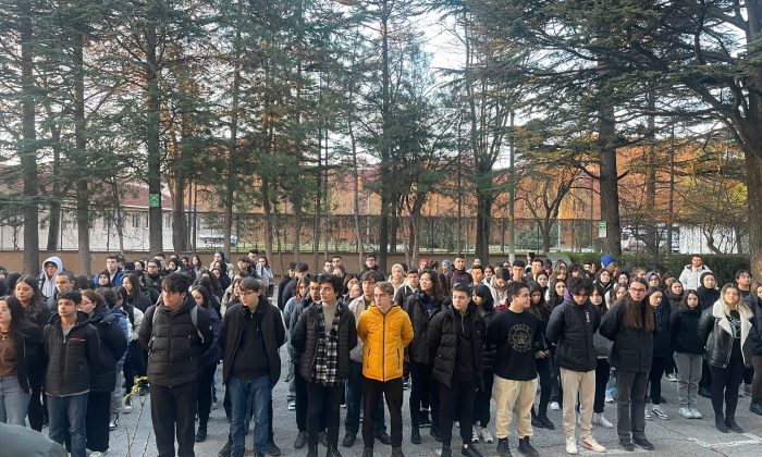Öğrenciler ve öğretmenler 6 Şubat’ı saygı duruşuyla andı