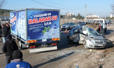 Kontrolden çıkan otomobil kamyonla çarpıştı: 2’si ağır 3 yaralı