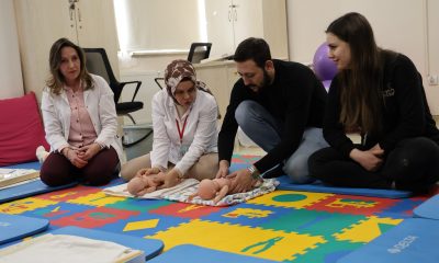 Anne ve baba adayları doğum öncesi ve sonrası için eğitim alıyor