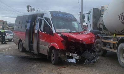 Yolcu dolu minibüs vidanjöre çarptı, 12 kişi yaralandı