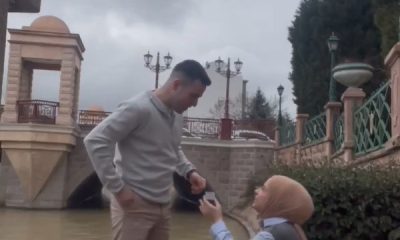 Harçlıklarını biriktirdi, erkek arkadaşına diz çöküp evlilik teklif etti