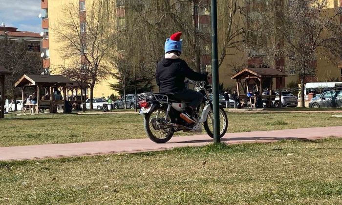 Yürüyüş yoluna giren motosikletli insanları rahatsız etti