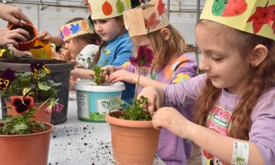 Minik öğrenciler itfaiye araçlarını ve bitkileri yakından inceledi