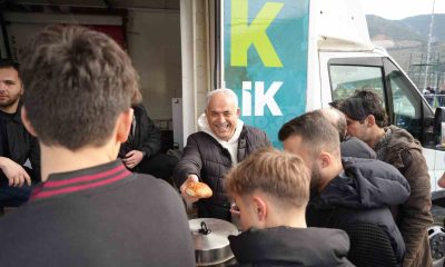 AK Parti’den maçın devre arasında taraftarlara çay simit ikramı