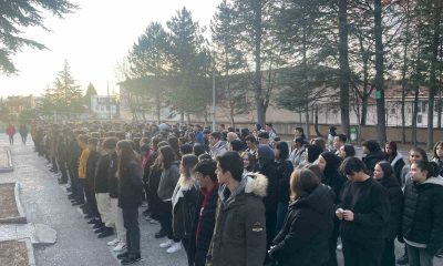 Öğrenciler ve öğretmenler 6 Şubat’ı saygı duruşuyla andı