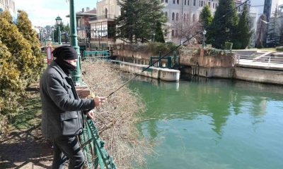 Güneşli havayı gören vatandaş balık tutmaya koştu