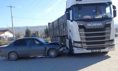 Hisarcık’ta tır ile otomobil çarpıştı: 4 yaralı