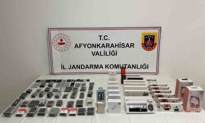 Afyonkarahisar’da kaçak telefon aksesuarları ele geçirildi