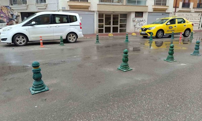 Plastik dubalar engel olamayınca demir duba koydular