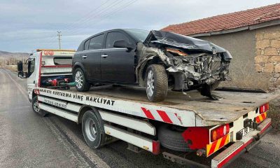 Duvara çarpan otomobilde 2 kişi yaralandı