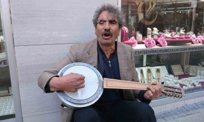Gazi ekmek parasını sokakta müzik yaparak çıkarıyor