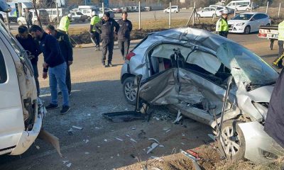 Kontrolden çıkan otomobil kamyonla çarpıştı: 2’si ağır 3 yaralı