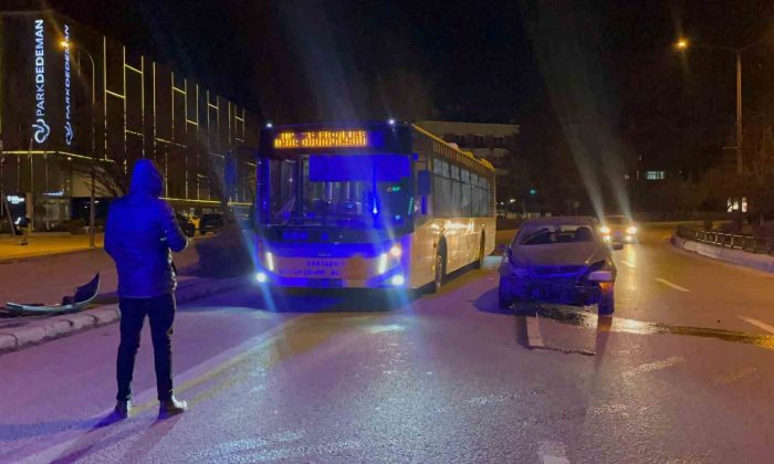 Virajı alamayan otomobil belediye otobüsüne çarptı, 1 kişi yaralandı