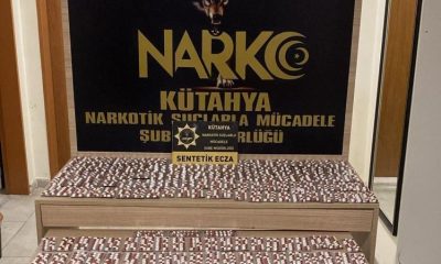 Kütahya’da bir yolcunun çantasında 2 bin 590 adet sentetik ecza hap ele geçirildi