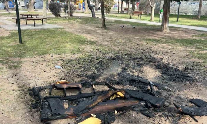 Parkın içinde yakılan koltuk kötü görüntüler oluşturdu