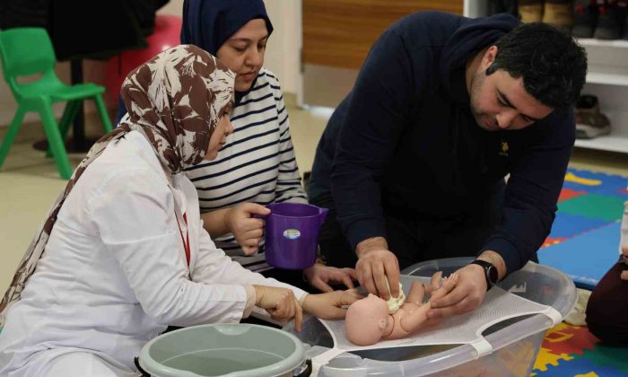 Anne ve baba adayları doğum öncesi ve sonrası için eğitim alıyor